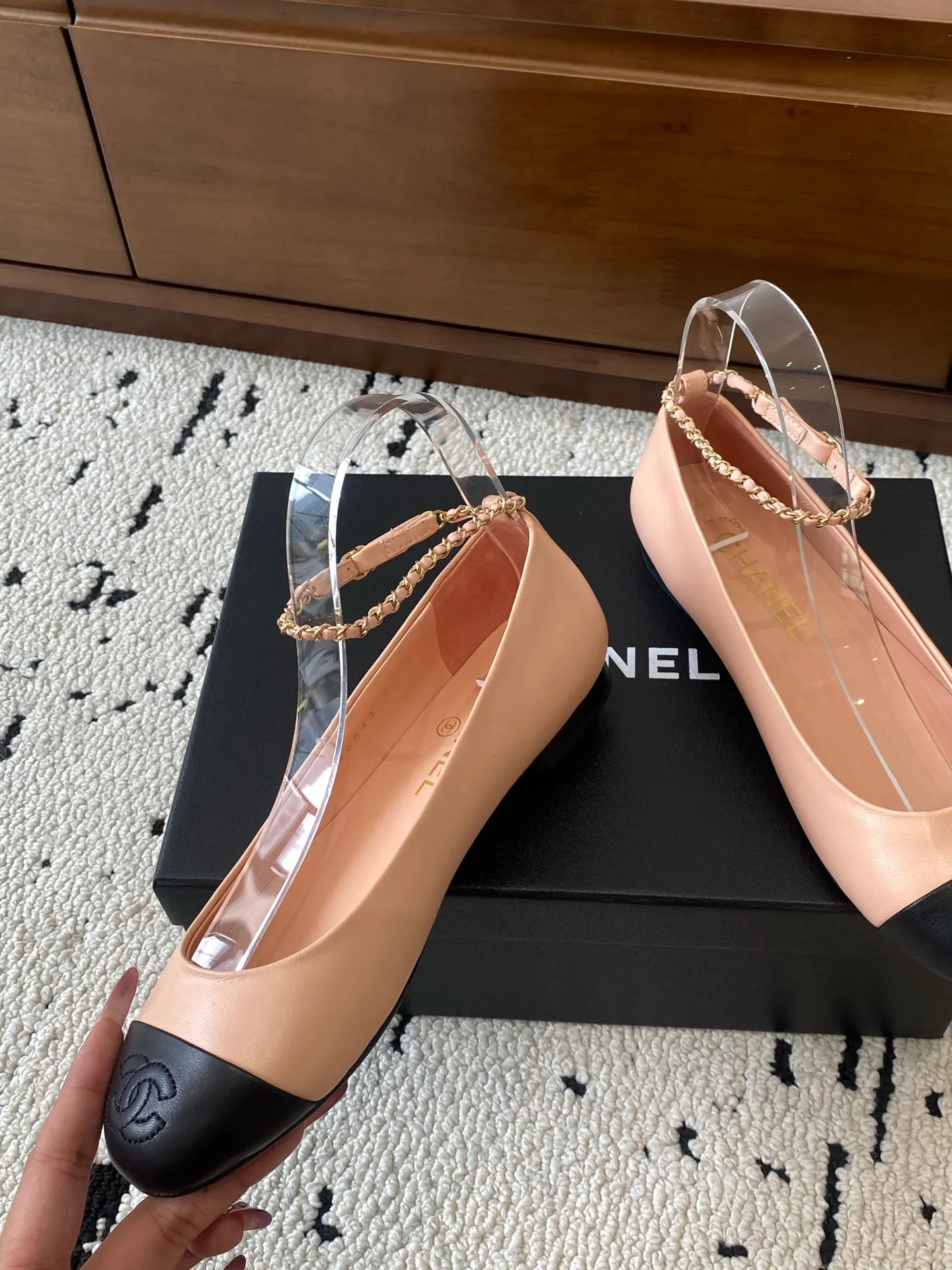 👟👟Ex-factory price 580👟👟 🍀CHANEL2025 new autumn and winter model, Mary Jane leather Chanel Xiaoxiang C home flat classic metal chain shoes Comfortable Mary Jane shoes Catwalk advanced ready-to-wear customization, simple yet sweet and playful Solid color fabric is refreshing and easy to wear Buckle design shoes are more heeling Upper: Customized sheepskin Inner foot pad: sheepskin Sole: Italian leather sole Size: 35-40 (40 customization is non-refundable) 👉 👉 Buy now👉 Buy now👉
